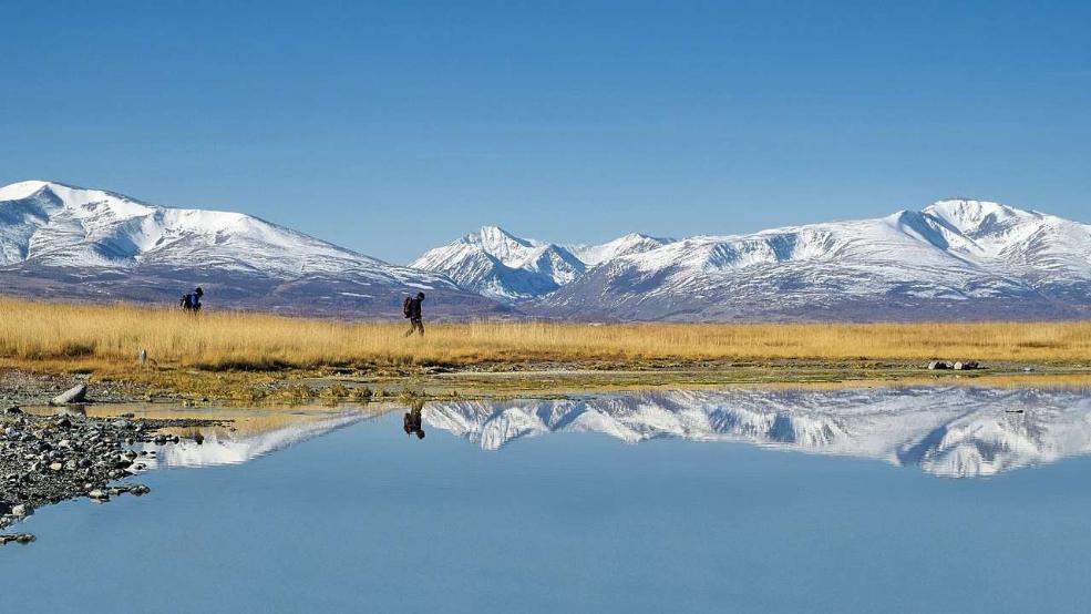 trekkers camminano  sulle sponde di un lago nel massiccio del Tavan Bogd negli Altai in Mongolia