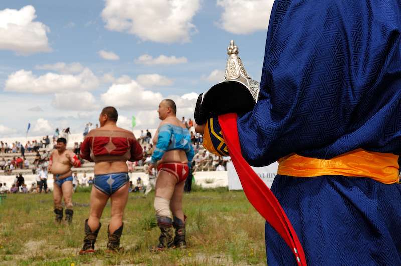 I lottatori al festival del naadam della Mongolia