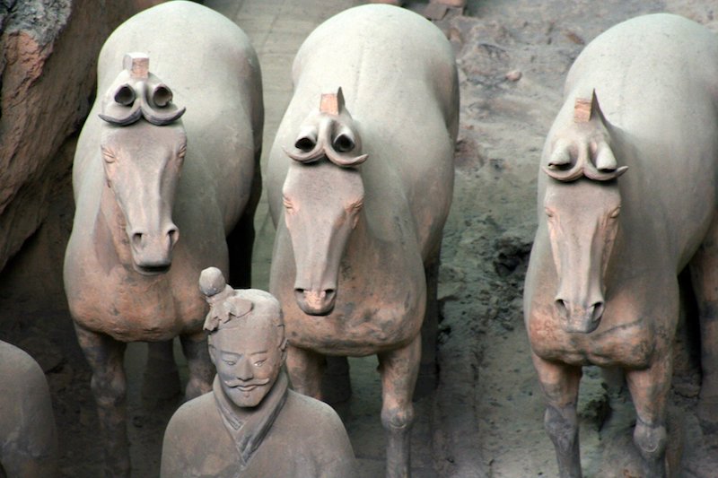 Un guerriero con cavalli nel Museo archeologico  dell'esercito di  terracotta a Xian
