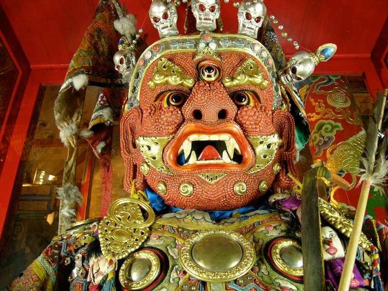 antica e preziosa maschera tsam nel tempio Chijin Lama a Ulaanbaatar in Mongolia