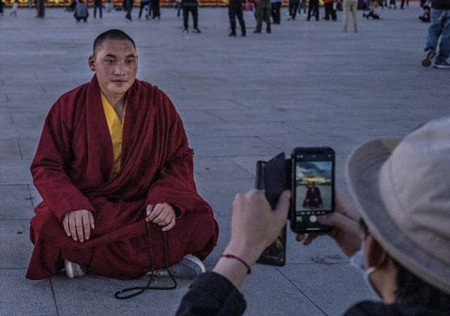 Monaco tibetano di fronte al palazzo del Potala