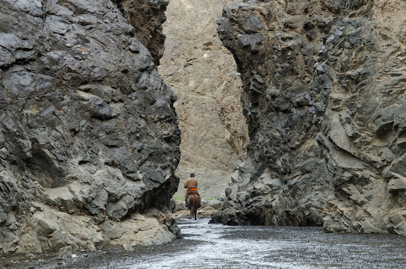 Pastore nomade in cayon nel Gurvaisaan- Gobi- Mongolia