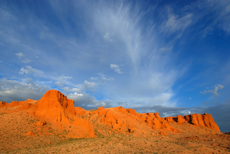 Cielo blu della Mongolia a Bayanzag - Deserto Gobi