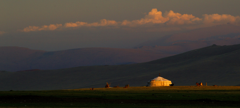 Tramonto con yurta- ger nella steppa Mongolia