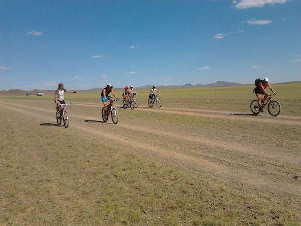 Ciclisti in Mongolia con Iperboreus Viaggi