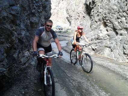 Ciclisti in Mongolia con Marco paleontologo di Iperboreus