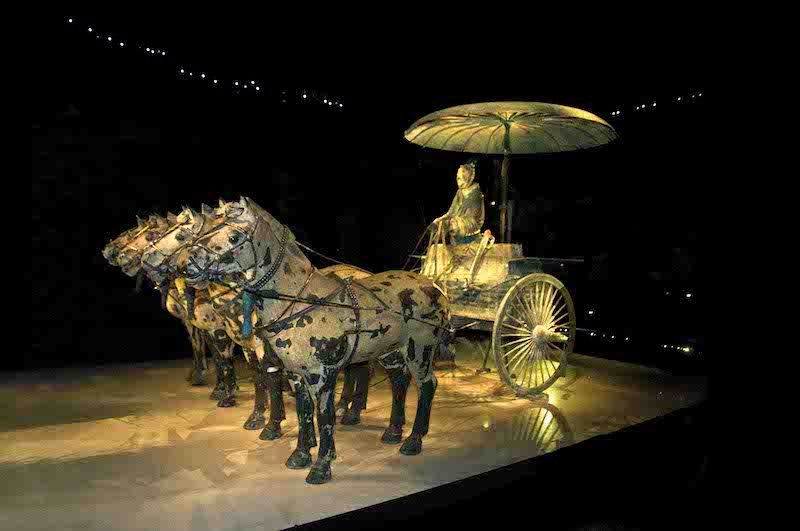 Il carro dorato dell'imperatore nel Museo archeologico dell'esercito di terracotta di Xian- Cina