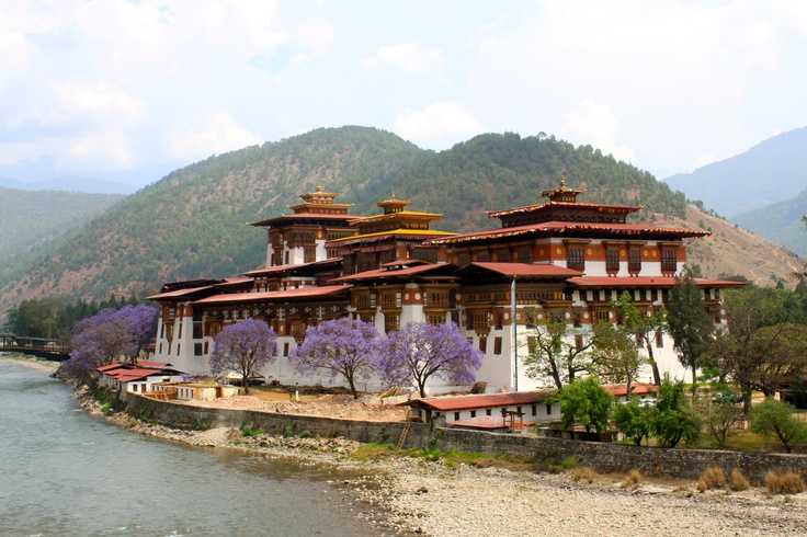 Lo Dzong di Punakha in Bhutan costruito su un'isola alla confluenza dei fiumi PoChu e MoChu