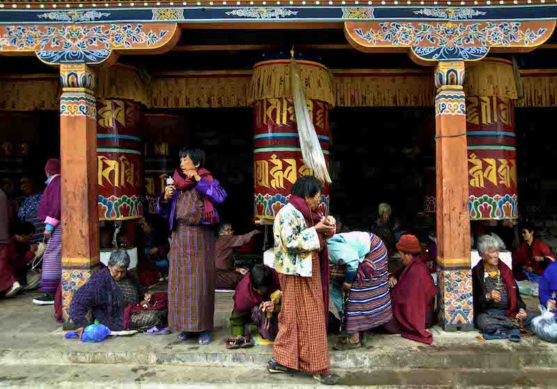 fedeli buddisti al National Memorial Chorten di Thimphu Capitale del Bhutan costruito in memoria del terzo re del Bhutan,Jigme Dorji Wangchuck 