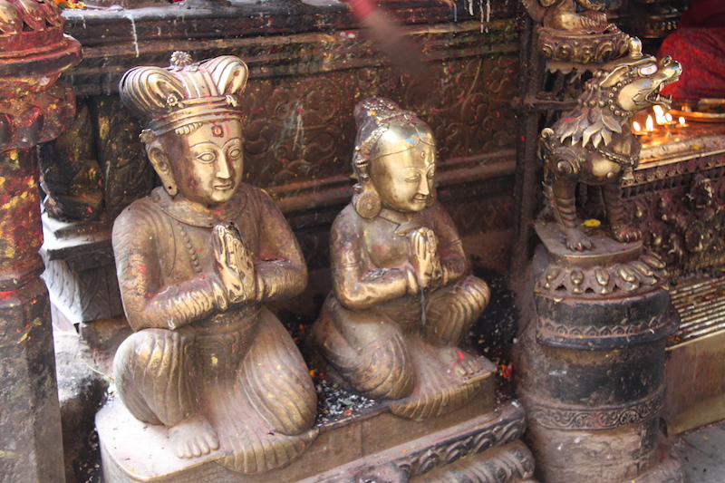 statue dorate di sovrani Malla all'interno del Golden Temple di Patan, valle di Kathmandu in Nepal