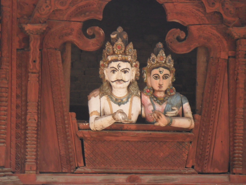 Il dio Shiva e sua moglie Parvati si affacciano da una finestrella di un tempio sulla Durbar Square di Kathmandu in Nepal