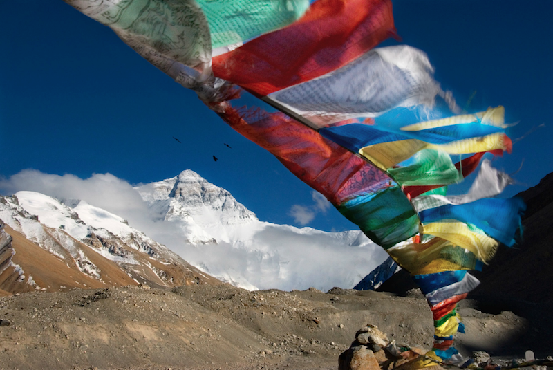 bandiere di preghiera buddiste sventolano su un passo di montagna in Tibet