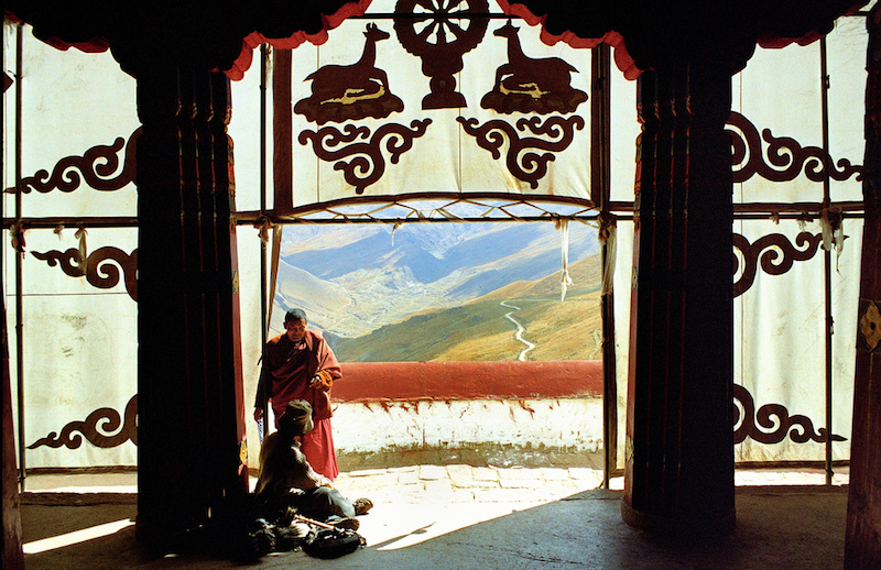 monaci in un monastero vicino a Lhasa