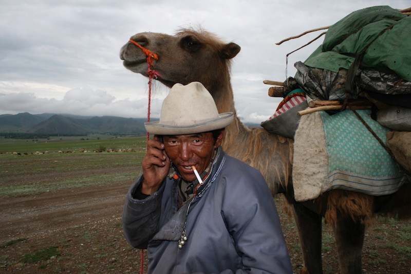 incontro con un nomade e i suoi cammelli nella steppa in Mongolia