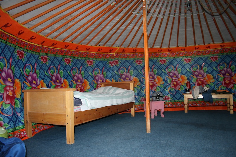 Interno di una ger nel campo turistico Discovery II a Khongoryn nel deserto del Gobi in Mongolia