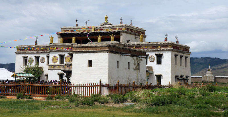 Il tempio buddista di Erdene Zuu a Kharkhorin nella Mongolia centrale dove è possibile assistere alle preghiere dei monaci