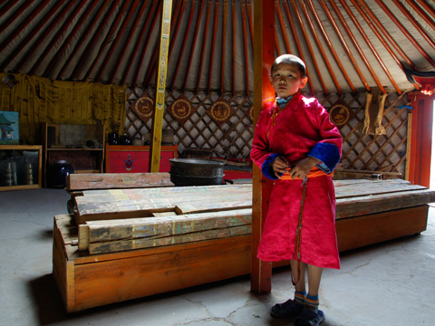 bimbo nomade all'interno della ger- Mongolia