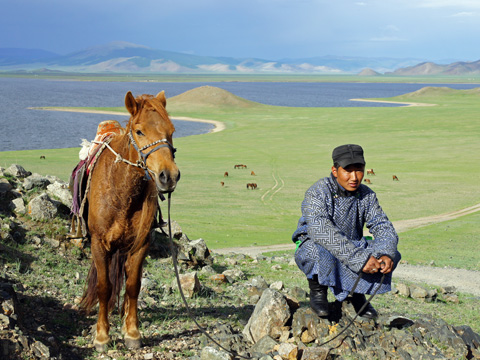 Giovane nomade si riposa nei pressi del Lago Teerkhiin Tsagaan - steppa della Mongolia centrale