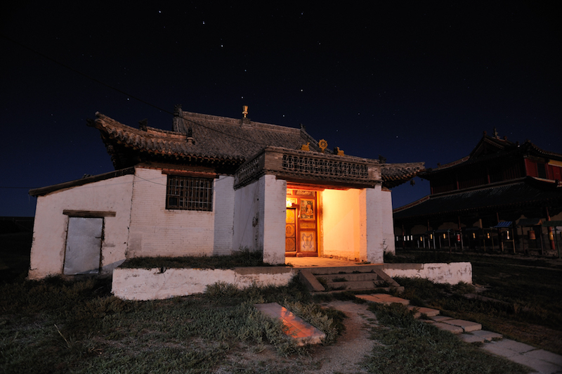 Foto notttura di un piccolo tempio del Monastero di Shank  a pochi chilometri da Kharkhorin - Mongolia centrale