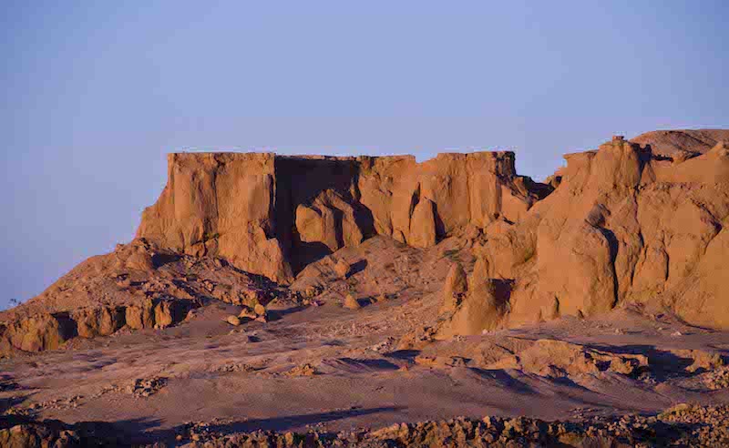 Le fiammeggianti rupi di Flaming Cliffs al tramonto - sito paleontologico di fama mondiale a Bayanzag- Deserto del Gobi- Mongolia