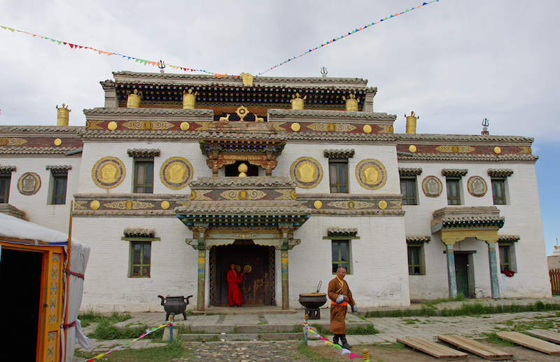 Un fedele esce dal tempio Buddista del Monastero di Erdene Zuu a Kharkhorin in Mongolia