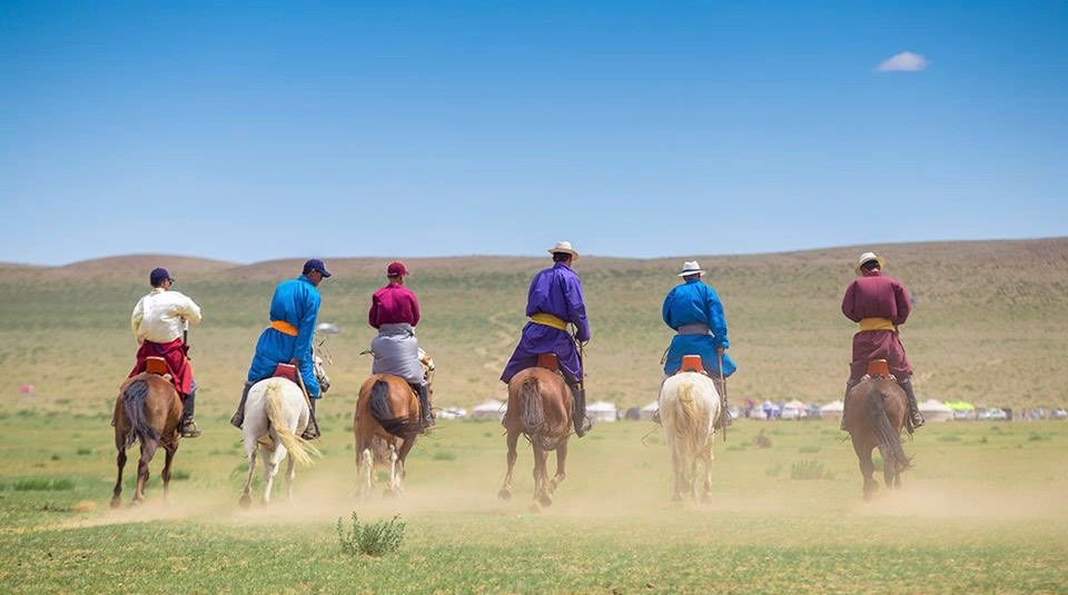 cavalieri in abito tradizionale detto deel  galoppano nella steppa della Mongolia
