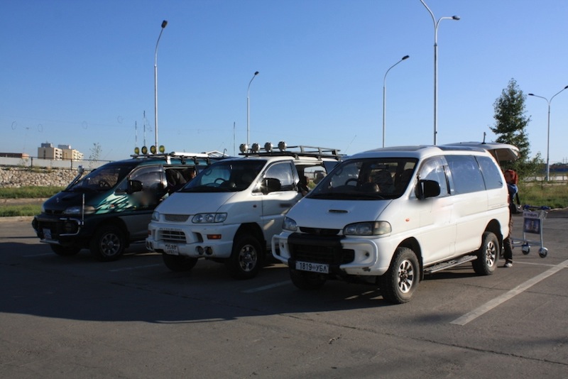 Minivan Mitsubishi Delica  utilizzati per molti dei tour di gruppo Classic in Mongolia da Iperboreus Tour Operator con sede in Mongolia