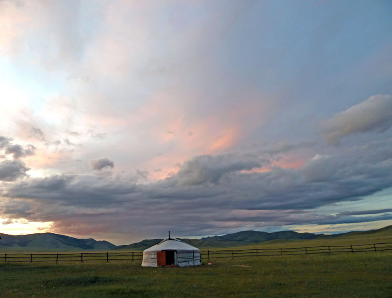 panorama della steppa al tramonto con ger, abitazione tradizionale  dei nomadi della Mongolia