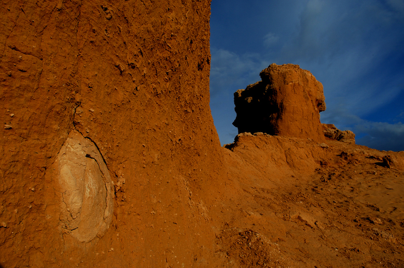 particolare delle formazioni rocciose di Flaming  Cliffs a Bayanzag nel deserto del Gobi in Mongolia