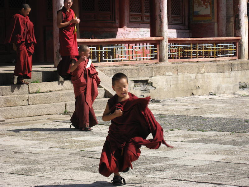 Monaci bambini escono da un  tempio all'interno del Monastero di Amarbayasgalant nella Mongolia settentrionale quasi ai confini con la Siberia