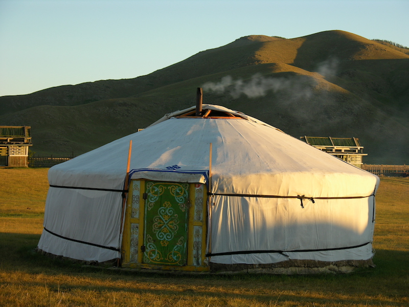 Una ger anche chiamata yurta di un campo per turisti nella steppa della Mongolia