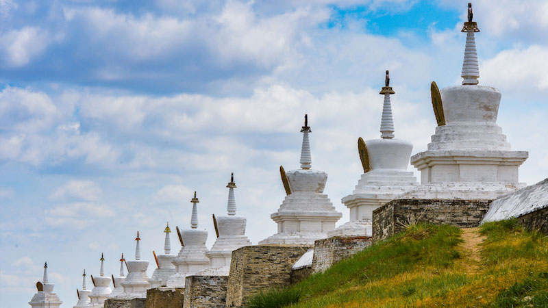 alcuni dei 108 stupa bianchi della cinta muraria del Monastero di Erdene Zuu a Kharkhorin in Mongolia
