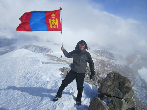 Alpinista in Mongolia alle prese con una scalata nel massiccio del Tavan Bodg