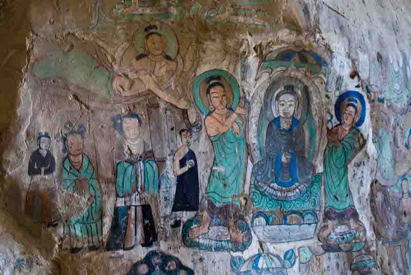 Parete affrescata con Budda nelle grotte di BINGLING SI sul fiume giallo vicino a Lanzhou in  Cina