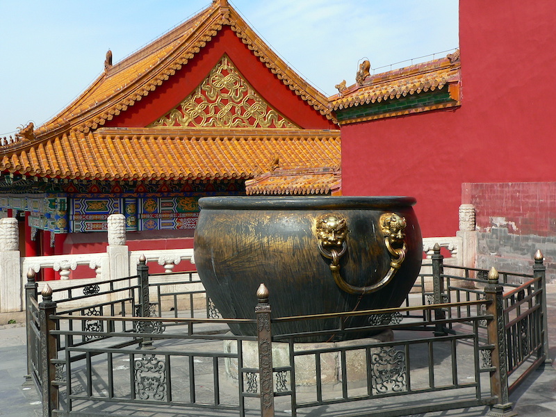 calderone in bronzo all'interno della Città Proibita a Pechino in Cina
