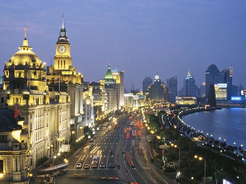 veduta notturna del Bund di Shanghai in Cina