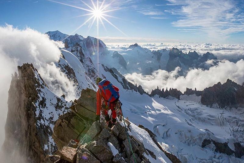 alpinista raggiunge la vetta del Manchin nel gruppo del Tavan Bogd negli Altai in Mongolia