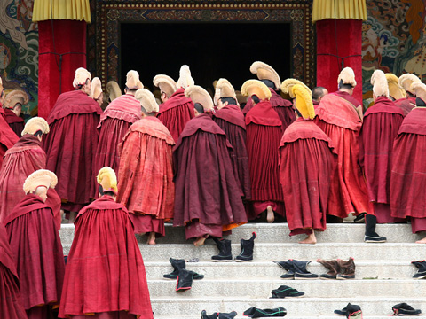 monaci entrano nel Monastero di Labrang a Xiahe nel Qingai in Cina