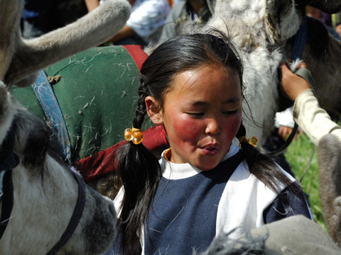ragazza della minoranza degli Tsaatan detti uomini renna che vivono nella taiga nel nord della Mongolia vicino al lago Khovsgol