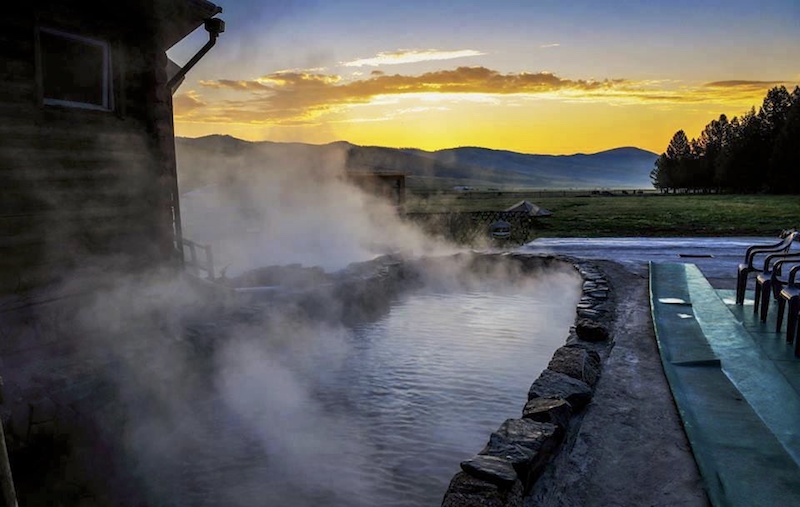 Una rustica piscina delle terme del campo ger di Tsenkher  nella Mongolia centrale