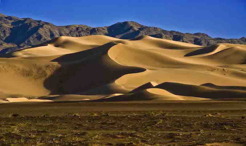 Tramonto sulle dune di sabbia a Khongoryn nel deserto del Gobi in Mongolia