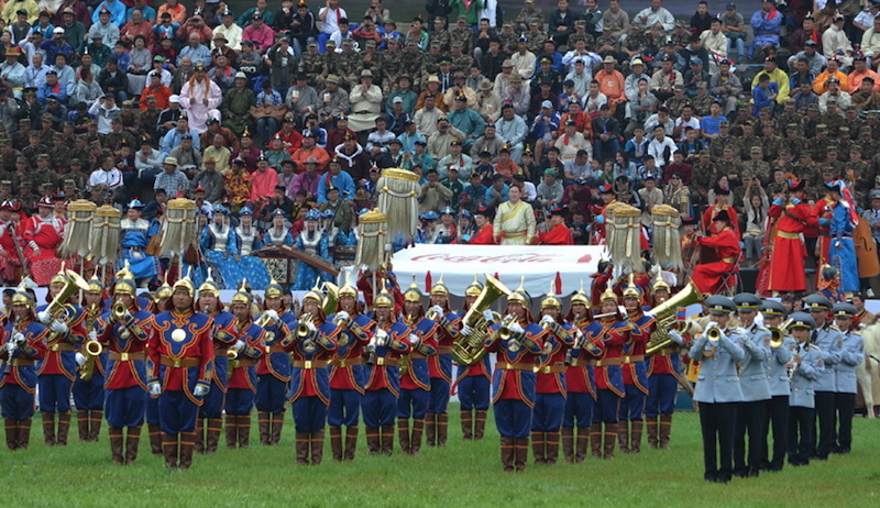 Soldati e banda musicale in costume per la cerimonia di apertura del festival del Naadam allo stadio di  Ulaan Baatar in Mongolia