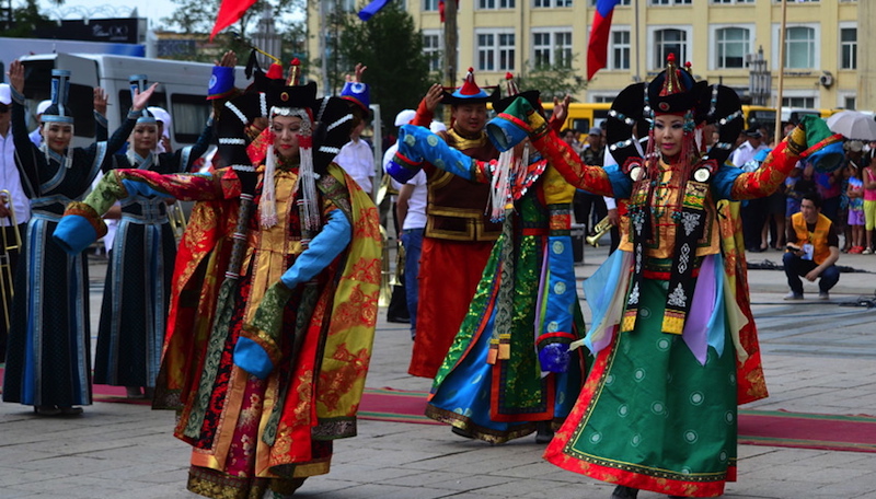 Ragazze in abiti tradizionali delle varie etnie sfilano in occasione del Deeltei Mongol Festival che si svolge in piazza Chinggis Khaan a Ulaanbaatar- Mongolia