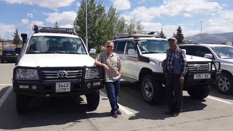 Marco e Yadam di Iperboreus  davanti ai loro  Toyota Land Cruiser 105 utilizzati per i tour in Mongolia livello Superior