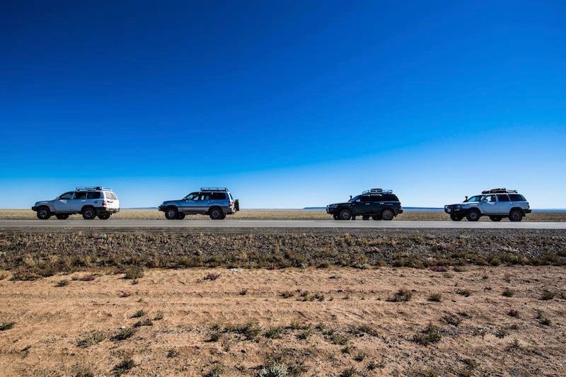 Alcuni Toyota Land Cruiser di Iperboreus sulla strada che conduce da Ulaanbaatar a Kharkhorin attraverso la steppa Mongolia