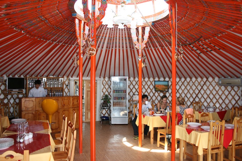 Interno del ristorante del campo ger al lago Terkhiin Tsaagan Nuur in Mongolia