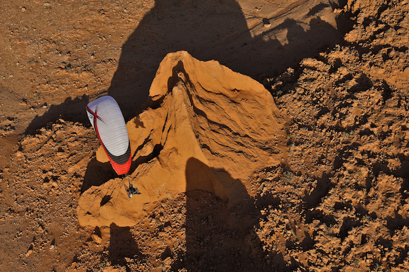 Giuliano Crotti vola sopra alle Flaming Cliffs nel deserto del Gobi in Mongolia