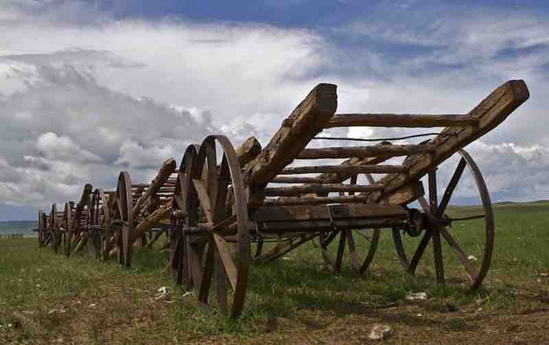 carri utilizzati per il trasporto delle masserizie lasciati in un prato nella steppa in Mongolia