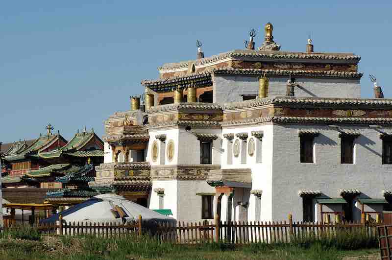 Il tempio buddista dove possibile assistere a cerimonie e preghiere dei monaci che si trova all'interno del Monastero di Erdene Zuu a Kharkhorin in Mongolia 