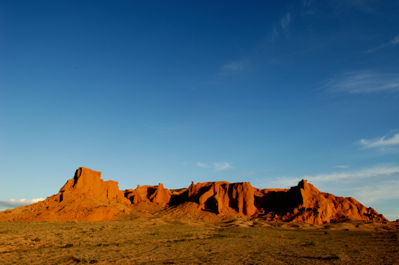 Le Falesie di Flaming Cliffs di Bayazag al tramonto nel deserto del Gobi in Mongolia